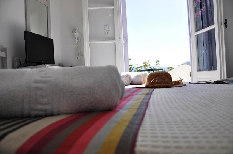 Akrotiri Hotel