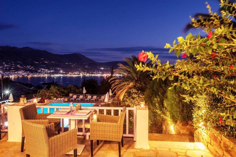 Akrotiri Hotel