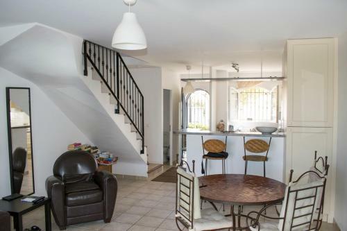 Aigues-mortes Villa Sleeps 4 Pool Air Con Wifi