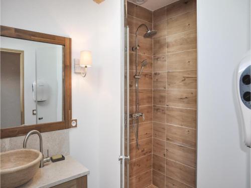Five-bedroom Holiday Home In Bagnols En Foret