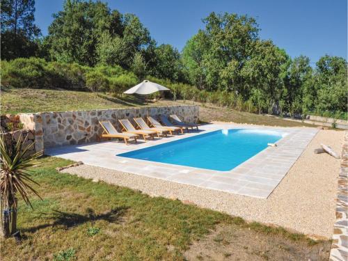 Five-bedroom Holiday Home In Bagnols En Foret