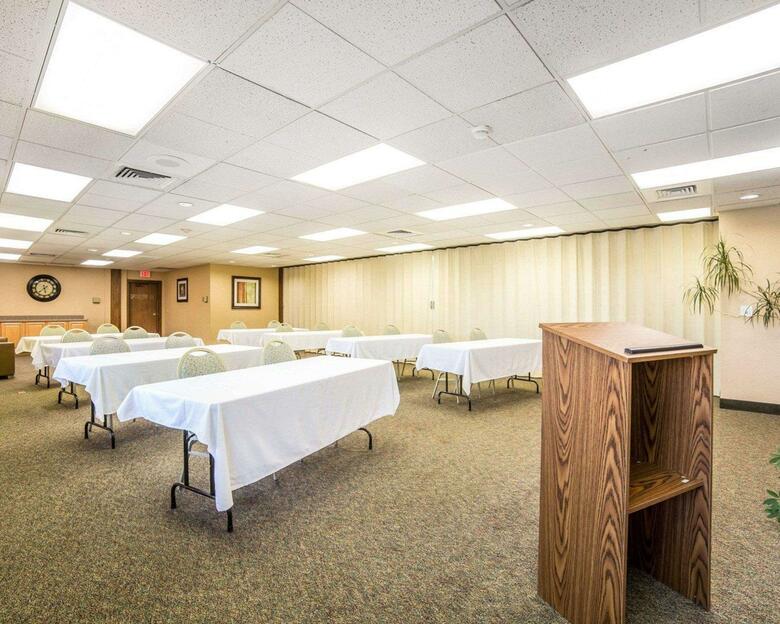 Hotel Quality Inn  Suites Brossard