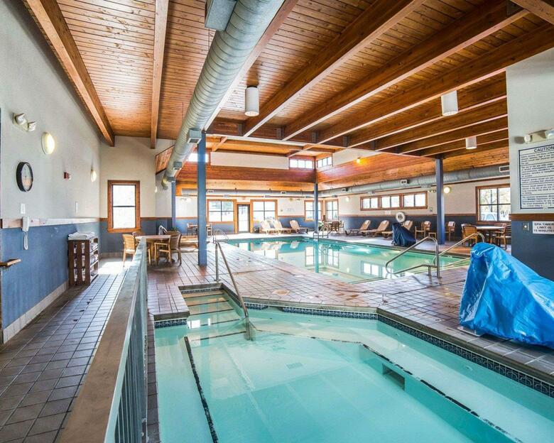 Hotel Quality Inn  Suites Brossard