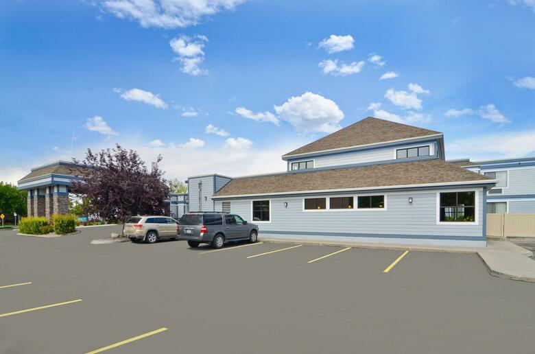 Hotel Quality Inn  Suites Brossard