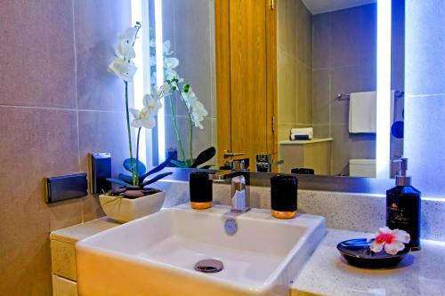 Apartamentos Ocean Stone Phuket By Holy Cow 10