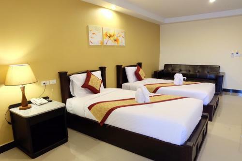 Hotel The Grand Day Night