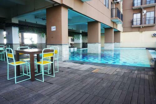Minimalist Studio Apartment At Tamansari Panoramic Apartment By Travelio