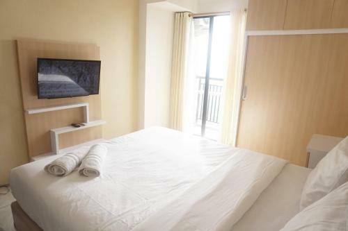 Minimalist Studio Apartment At Tamansari Panoramic Apartment By Travelio
