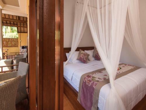 Hostal Yellow Bridge Guest House