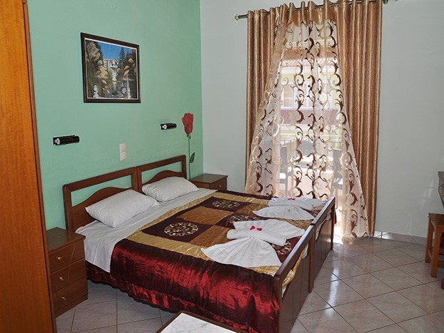Makis Studios Apartments