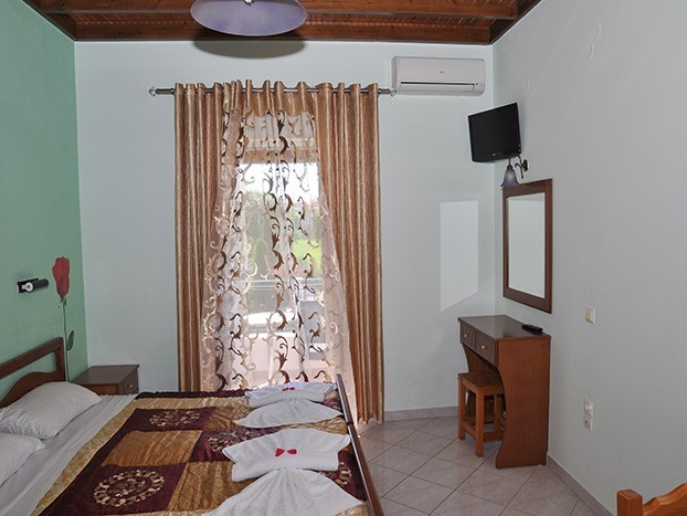 Makis Studios Apartments
