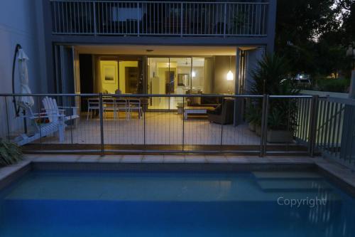 A Deluxe Swim Up - Drift Apartments South