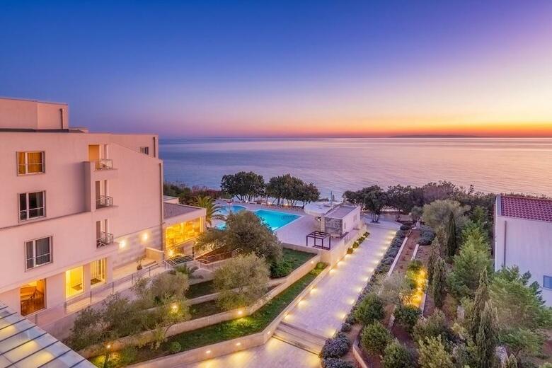 Luna Island Hotel