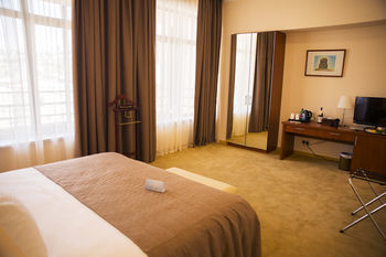 Ani Plaza Hotel