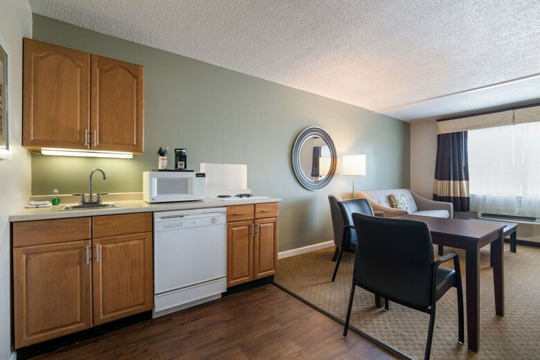 Hotel Fireside Inn & Suites