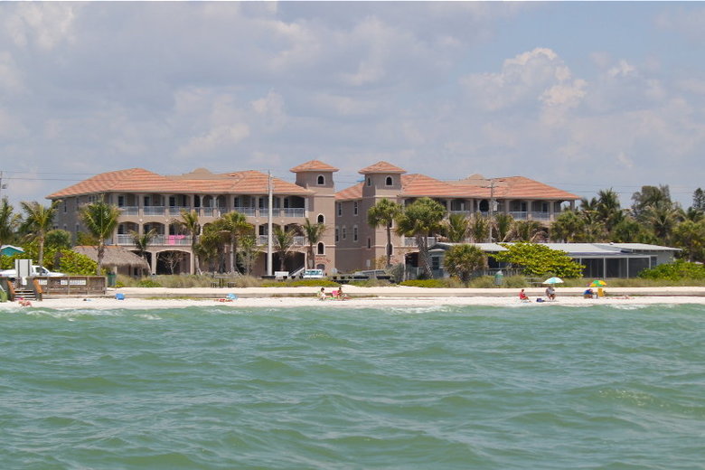 Hotel Universals White Cap Beachfront Apartments