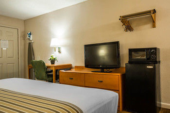 Hotel Econo Lodge Inn & Suites At Ft. Benning