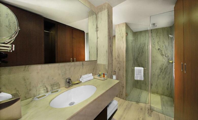 Four Points By Sheraton Hotel And Serviced Apt