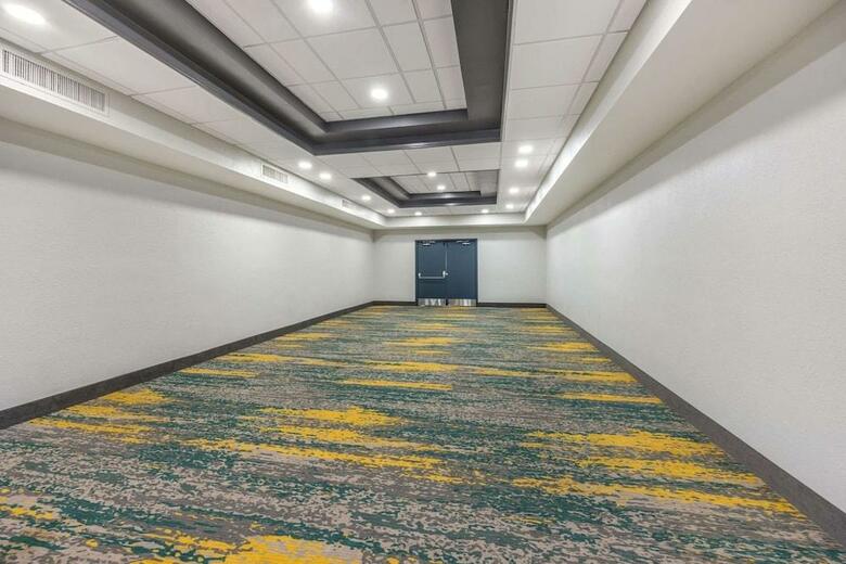 Hotel Clarion Inn & Suites