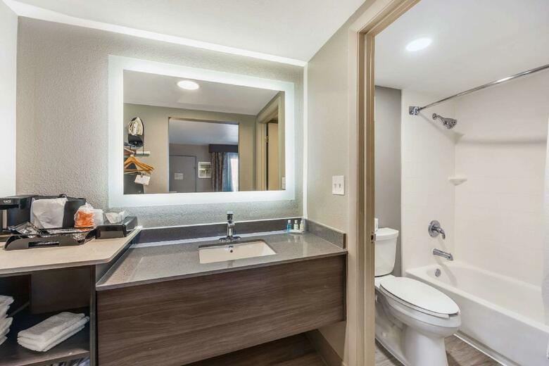 Hotel Clarion Inn & Suites