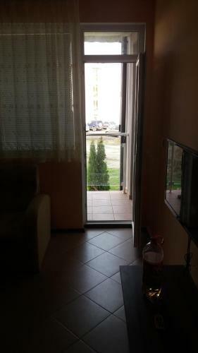 Private Apartment In Sunny House Family