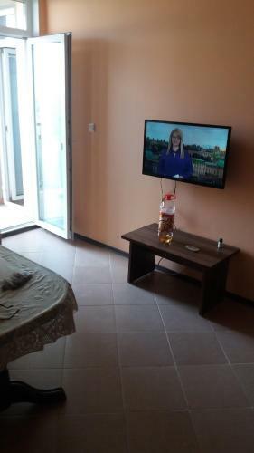 Private Apartment In Sunny House Family