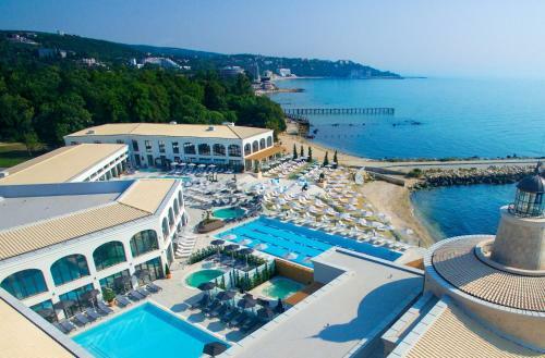 Astor Garden Hotel