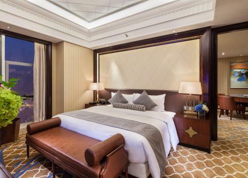 Zhixin Holiday Hotel