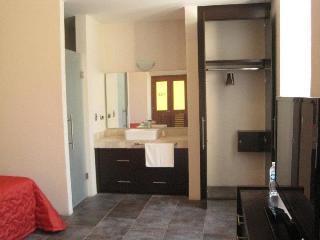 Monteleon Hotel And Suites