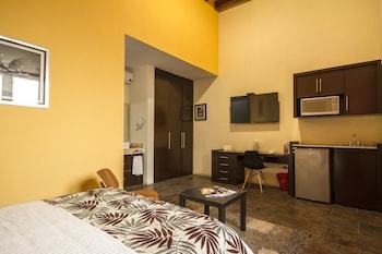 Monteleon Hotel And Suites