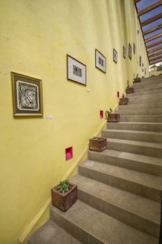 Monteleon Hotel And Suites