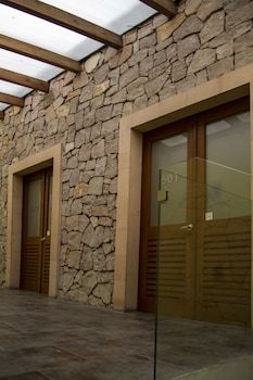 Monteleon Hotel And Suites