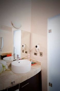 Monteleon Hotel And Suites