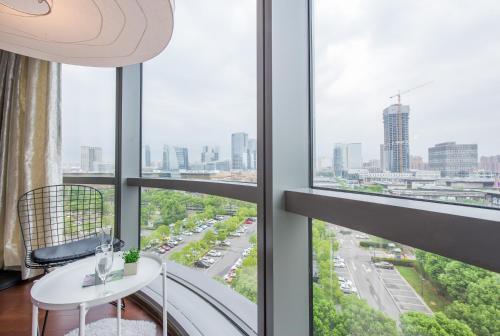 Hostal Timeless Series 2/ Guesthouse With Curved Panoramic Floor-to-ceiling Window