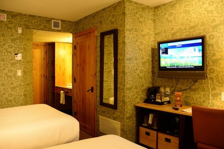Fox Hotel And Suites