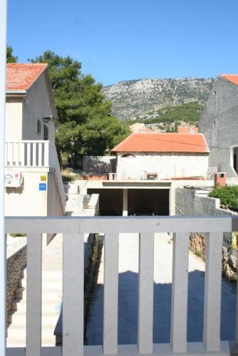 Apartments And Rooms With Wifi Bol (brac) - 2875
