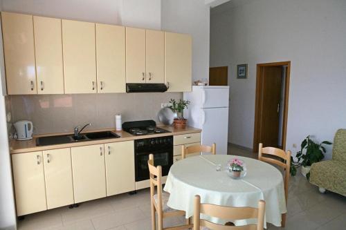 Apartments By The Sea Brela (Makarska) - 13052