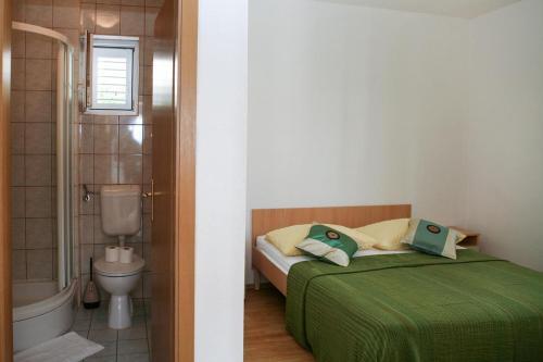 Apartments By The Sea Brela (Makarska) - 13052