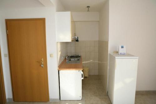 Apartments By The Sea Brela (Makarska) - 13052