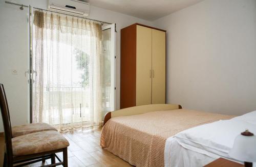 Apartments By The Sea Brela (Makarska) - 13052