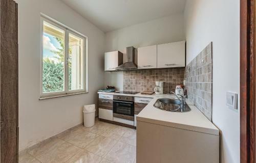 Six-bedroom Holiday Home In Cabrunici