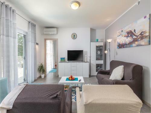 Three-bedroom Holiday Home In Cerovlje
