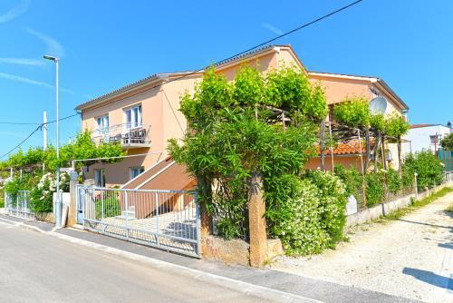 Apartments Vili 351