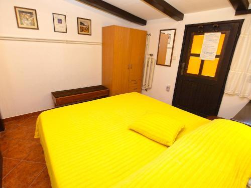 Hostal Apartments August 875