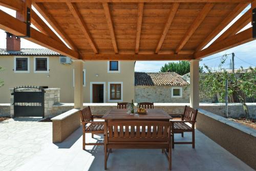 House Bruno 1735