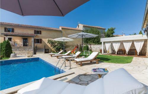 Seven-bedroom Holiday Home In Kanfanar