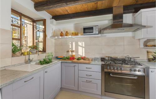 Seven-bedroom Holiday Home In Kanfanar