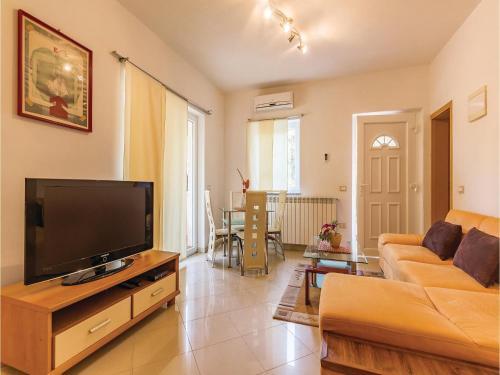 Six-bedroom Holiday Home In Liznjan