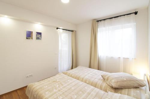 Apartments Denis 1742