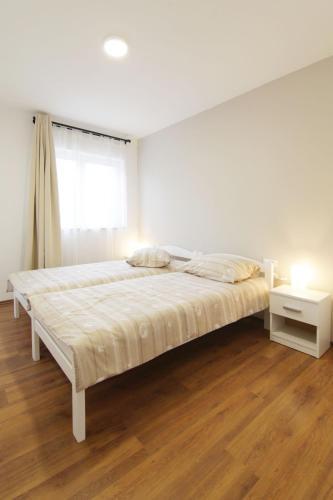 Apartments Denis 1742
